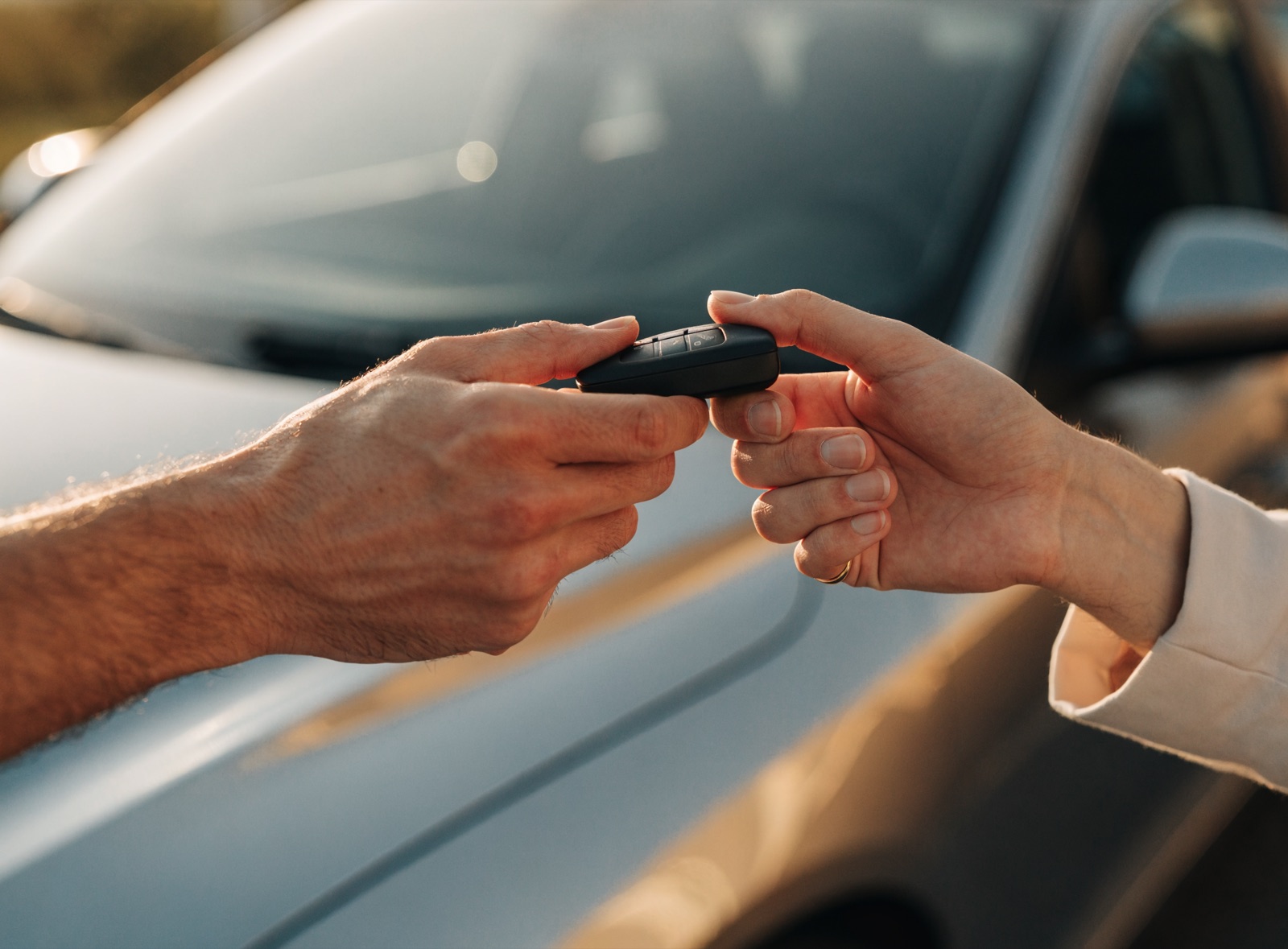 Entrega de llaves de un auto recién lavado